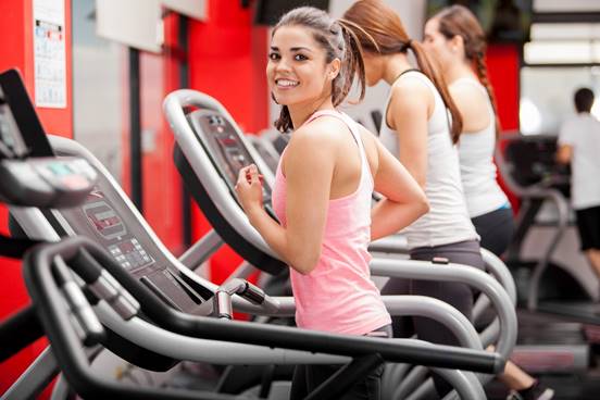 Caminar o correr en el treadmill a intensidad intermitente (rápido, elevado, bajo y despacio) es uno de los mejores ejercicios cardio.
