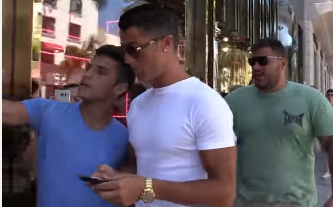 VIDEO: Cristiano Ronaldo niega foto y empuja a un fan en Beverly Hills