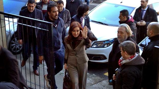 Cristina Kirchner llegó a Comodoro Py por una puerta lateral, 10 minutos antes de lo previsto. 