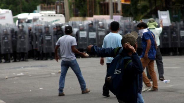 En Oaxaca se han presentado enfrentamientos entre los maestros y la policía.