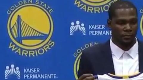 Kevin Durant y su nuevo jersey con los Warriors de Golden State