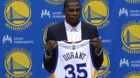 Kevin Durant y su nuevo jersey con los Warriors de Golden State