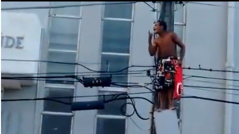 El sujeto se subió a los postes de luz.