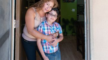 Erica Torres, de 44 años, y su hijo, Esau Rodriguez, de 7, en su apartamento en Canoga Park, California.