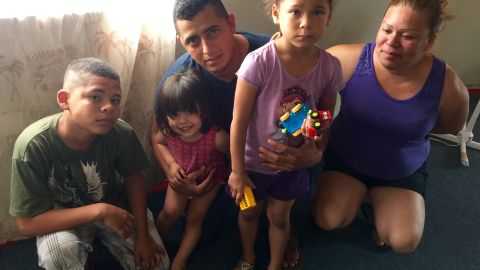 La familia de refugiados de Honduras está compuesta por la pareja Joana Cardona y Marvin Ruiz, y sus hijos Emanuel, Elizabeth y Francini.