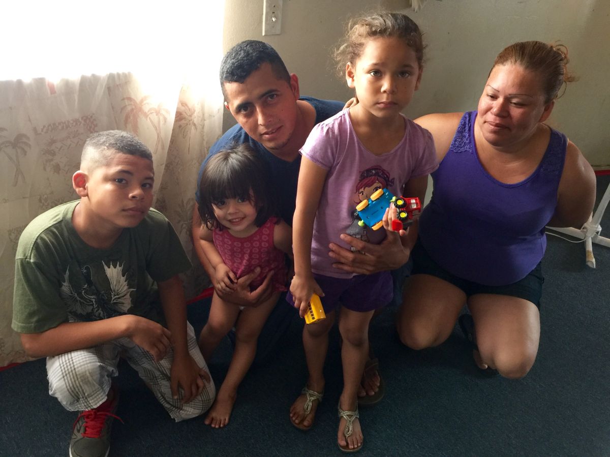 La familia de refugiados de Honduras está compuesta por la pareja Joana Cardona y Marvin Ruiz, y sus hijos Emanuel, Elizabeth y Francini.