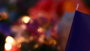 bandera y velasImage copyrightGETTY IMAGES
Image caption
Las flores y velas consumiéndose en las calles de Francia y las banderas a media asta se han vuelto imágenes de una frecuencia estremecedora.