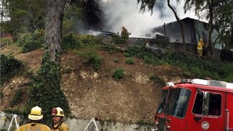 Imagen de una casa en el vecindario Los Feliz que se incendió por una serie de explosiones relacionadas con un laboratorio de extracción del concentrado de la marihuana el 24 de abril de 2015.