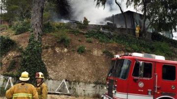 Imagen de una casa en el vecindario Los Feliz que se incendió por una serie de explosiones relacionadas con un laboratorio de extracción del concentrado de la marihuana el 24 de abril de 2015.
