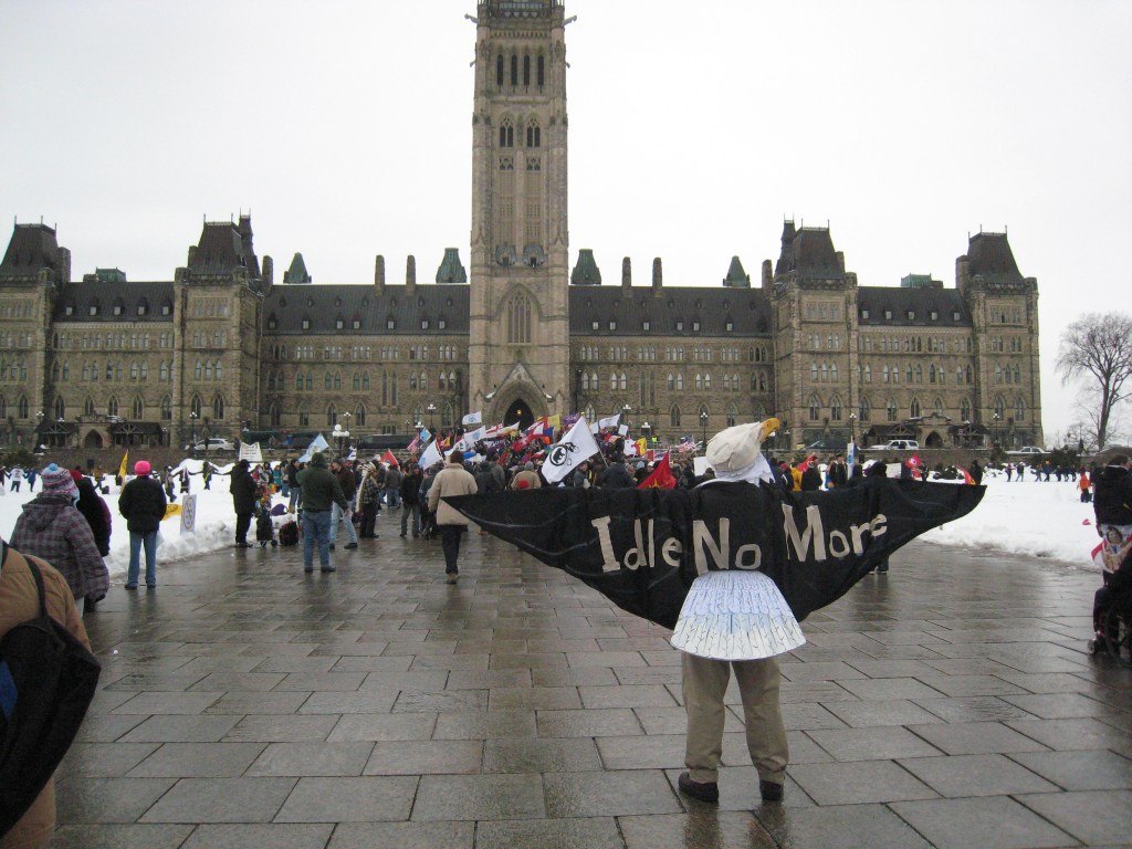 Pobladores de Attawapiskat, protestando en Ottawa, capital de Canadá, para exigir mejores condiciones de vida, en enero de 2013.