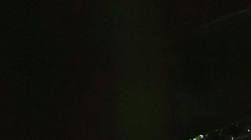 Axl Rose bromeó en el escenario sobre la posesión de la pistola, asegurando que no era suya.