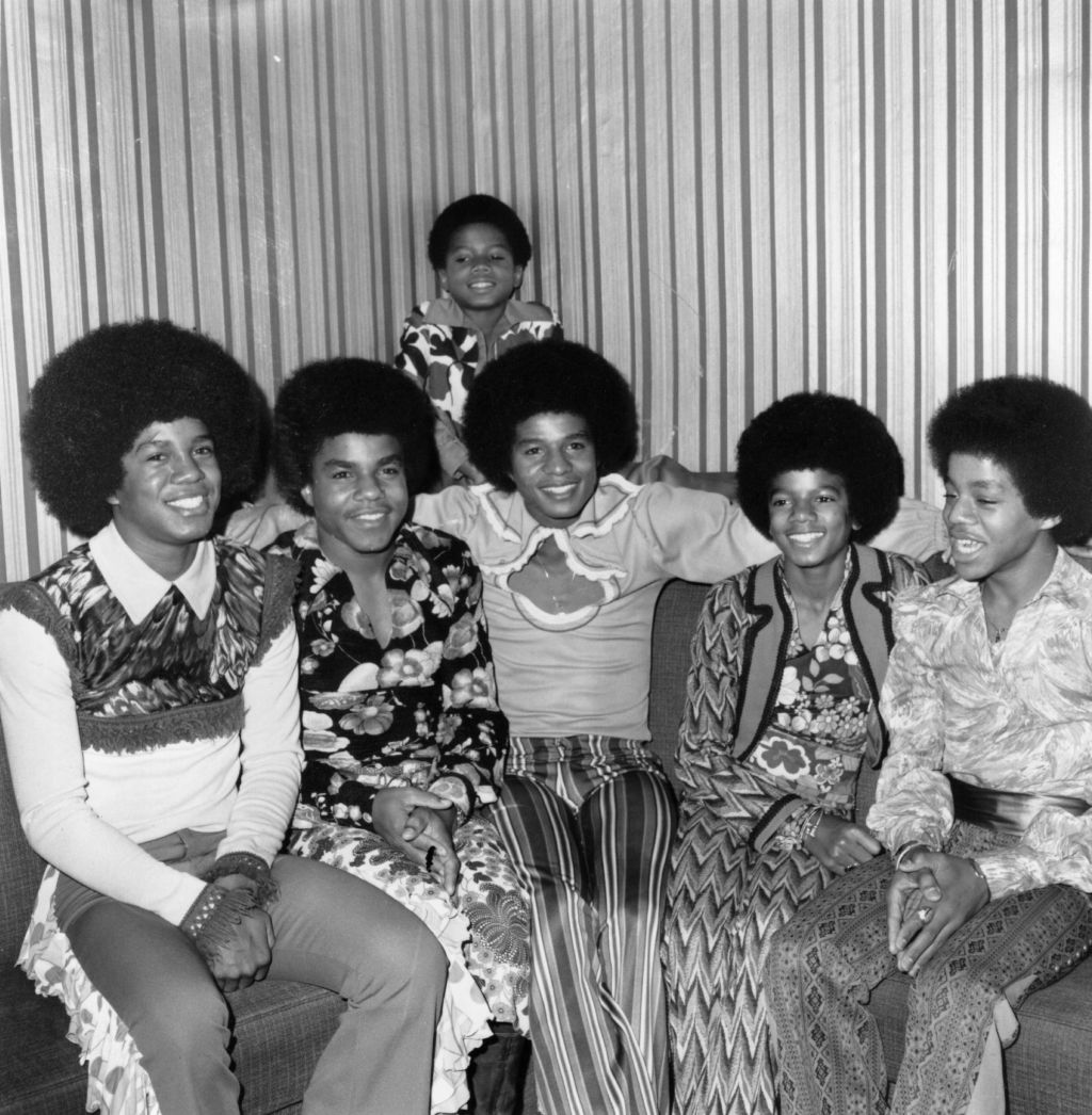 Los miembros de Jackson Five. De izquierda a derecha: Jermaine, Tito, Jackie, Michael, Marlon y al fondo, Randy. 