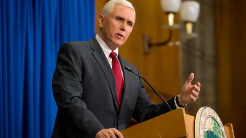 El gobernador de Indiana Mike Pence tiene un record muy conservador y anti inmigrante, apuntaron grupos comunitarios.