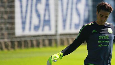 Los usuarios de Twitter atacaron a Memo Ochoa, solidos aún por el 7-0 frente a Chile.