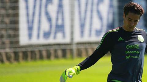 Los usuarios de Twitter atacaron a Memo Ochoa, solidos aún por el 7-0 frente a Chile.