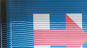 Partidarios de Hillary Clinton hacen llamadas telefónicas en una oficina de campaña para alentar a los votantes en Carolina del Sur.