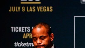Jon Jones lo volvió a hacer. Daniel Cormier está muy triste por no poder pelear el sábado.