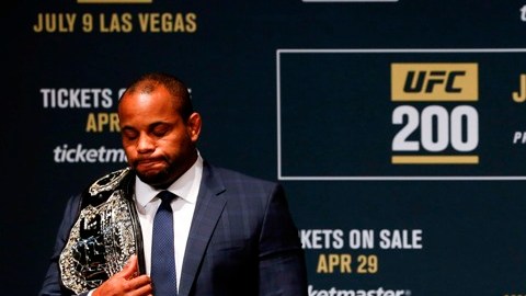 Jon Jones lo volvió a hacer. Daniel Cormier está muy triste por no poder pelear el sábado.