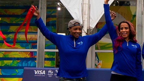 Los judokas congoleses  Yolande Mabika y Popole Misenga posan con la atleta paralímpica Terezinha Guilhermina en Río de Janeiro, Brasil.