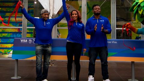 Los judokas congoleses  Yolande Mabika y Popole Misenga posan con la atleta paralímpica Terezinha Guilhermina en Río de Janeiro, Brasil.