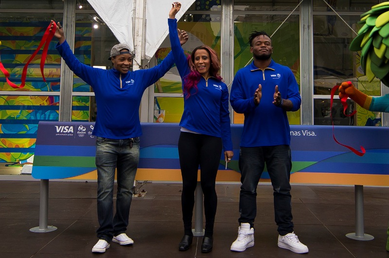Los judokas congoleses  Yolande Mabika y Popole Misenga posan con la atleta paralímpica Terezinha Guilhermina en Río de Janeiro, Brasil.