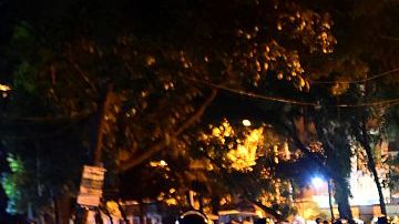 Personal de seguridad de Bangladesh de guardia después del ataque en un restaurante en el distrito diplomático de alta seguridad de Dacca, el 2 de julio de 2016.