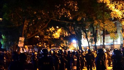 Personal de seguridad de Bangladesh de guardia después del ataque en un restaurante en el distrito diplomático de alta seguridad de Dacca, el 2 de julio de 2016.