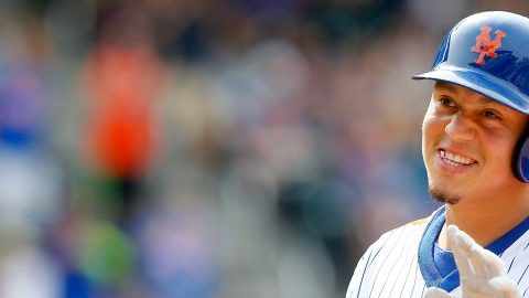 Wilmer Flores, de los Mets, dibuja una sonrisa luego de batear uno de sus seis hits en el partido del domingo contra Chicago en Citi Field.
