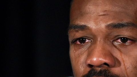 Jon Jones llora durante una conferencia de prensa el jueves en Las Vegas para hablar sobre una violación de dopaje que le causó salir de la función UFC 200.