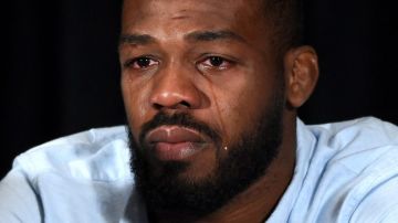 Jon Jones llora durante una conferencia de prensa el jueves en Las Vegas para hablar sobre una violación de dopaje que le causó salir de la función UFC 200.