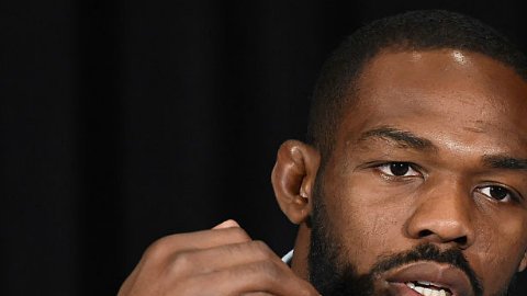 Jon Jones verá muy afectado su bolsillo si es suspendido por varios meses.