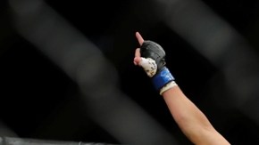 Lauzon festeja luego de que el réferi detuvo el combate.