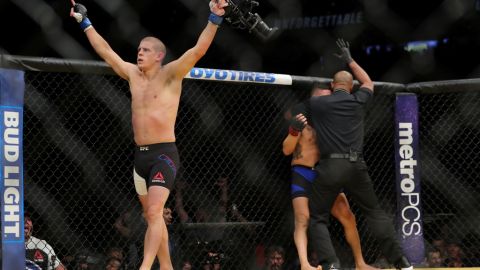 Lauzon festeja luego de que el réferi detuvo el combate.