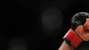 Caín Velásquez festeja tras coseguir el TKO ante Travis Browne.