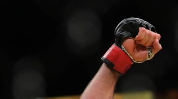 Caín Velásquez festeja tras coseguir el TKO ante Travis Browne.