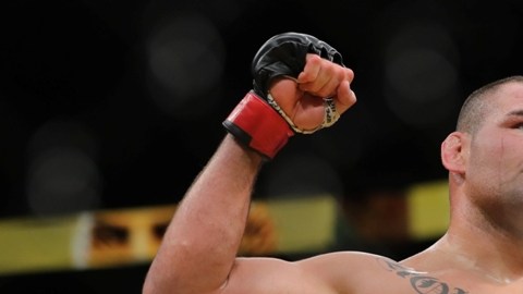 Caín Velásquez festeja tras coseguir el TKO ante Travis Browne.