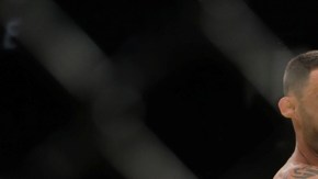 Aldo conecta un derechazo al rostro de Edgar.