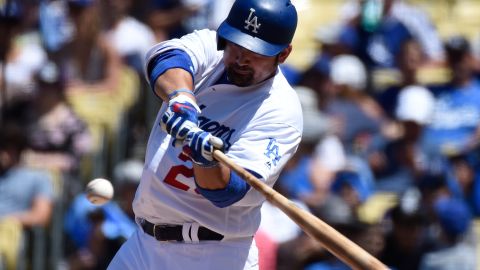 Adrián González conecta un jonrón en el juego del domingo que los Dodgers ganaron contra San Diego.