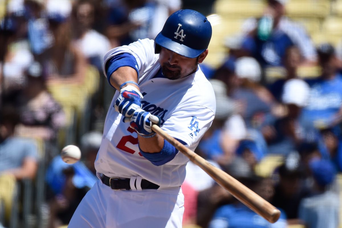 Adrián González conecta un jonrón en el juego del domingo que los Dodgers ganaron contra San Diego.