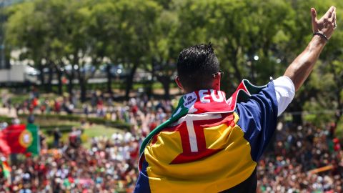 Cristiano Ronaldo saluda a una multitud de aficionados frente al Palacio de Belém de Lisboa, en la celebración por el campeonato de la Eurocopa.