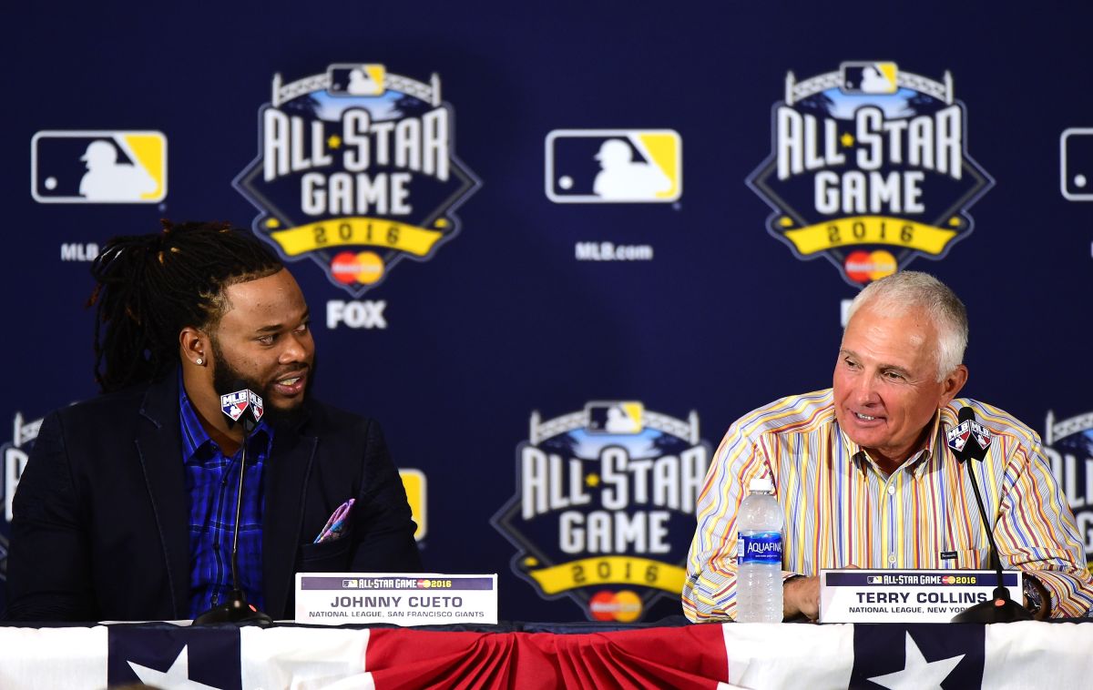 El dominicano Johnny Cueto y el manager de las estrellas de la Liga Nacional y de los Mets de Nueva York, Terry Collins, durante la conferencia de prensa en la que se anunció que el lanzador de los Gigantes abrirá el Juego de Estrellas el martes en San Diego.