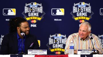 El dominicano Johnny Cueto y el manager de las estrellas de la Liga Nacional y de los Mets de Nueva York, Terry Collins, durante la conferencia de prensa en la que se anunció que el lanzador de los Gigantes abrirá el Juego de Estrellas el martes en San Diego.