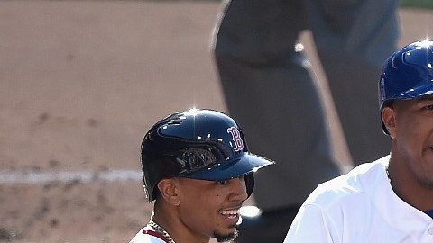 Salvador Pérez de los Kansas City Royals festeja con Mookie Betts un jonrón en el Juego de Estrellas realizado en el PETCO Park de San Diego.
