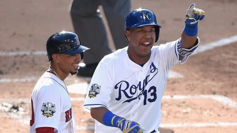 Salvador Pérez de los Kansas City Royals festeja con Mookie Betts un jonrón en el Juego de Estrellas realizado en el PETCO Park de San Diego.