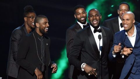 LeBron James y otros integrantes de los Cavaliers de Cleveland en el escenario para recibir el ESPY al mejor equipo del año.