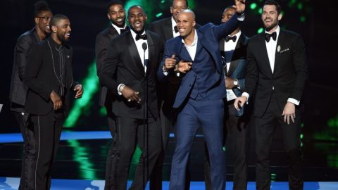 LeBron James y otros integrantes de los Cavaliers de Cleveland en el escenario para recibir el ESPY al mejor equipo del año.