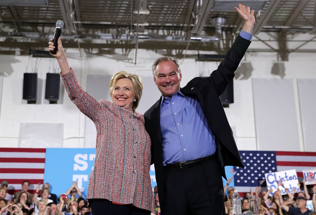 La candidata presidencial demócrata Hillary Clinton acompañada del Sen. Tim Kaine.