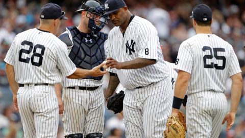 Joe Girardi, aquí pidiéndole la pelota a C.C. Sabathia tras otra mala salida del lanzador, enfrenta una segunda mitad de temporada de mucha presión.