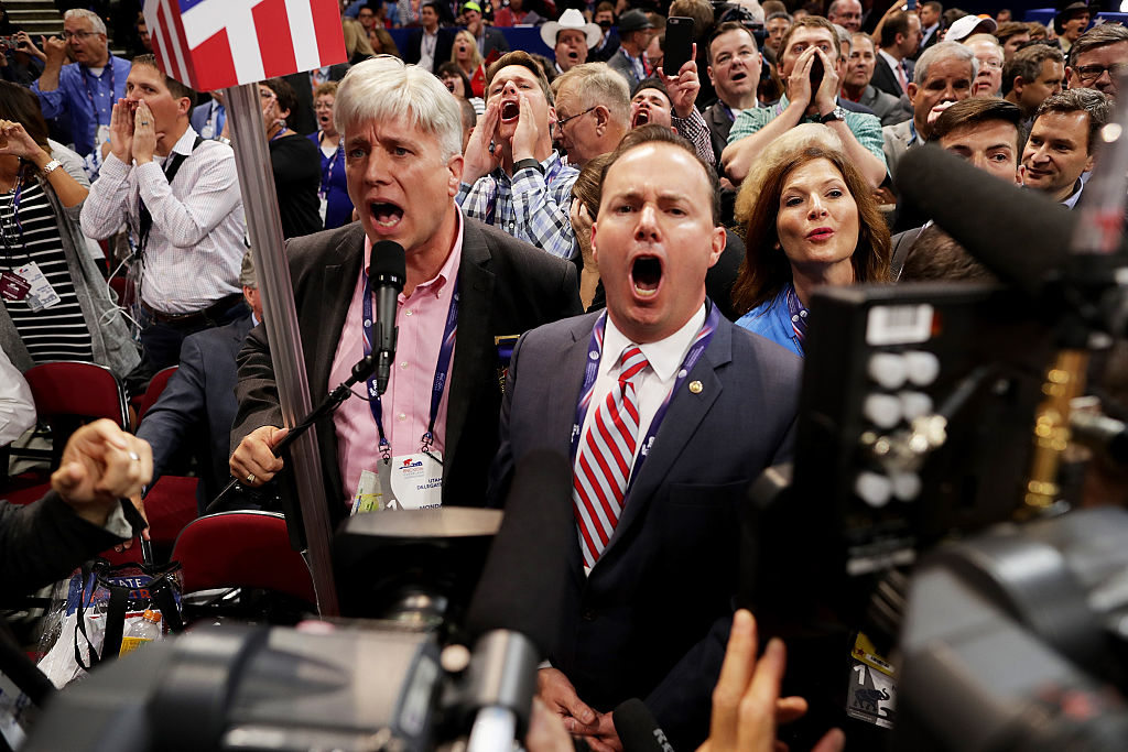 Sen. Mike Lee, (R-UT) (Centro) and Phill Wright, Vicepresidente de la delegación del estdo de Utah (Izquierda) se oponen a la adopción de rules without a roll call vote. 