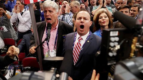 Sen. Mike Lee, (R-UT) (Centro) and Phill Wright, Vicepresidente de la delegación del estdo de Utah (Izquierda) se oponen a la adopción de rules without a roll call vote.